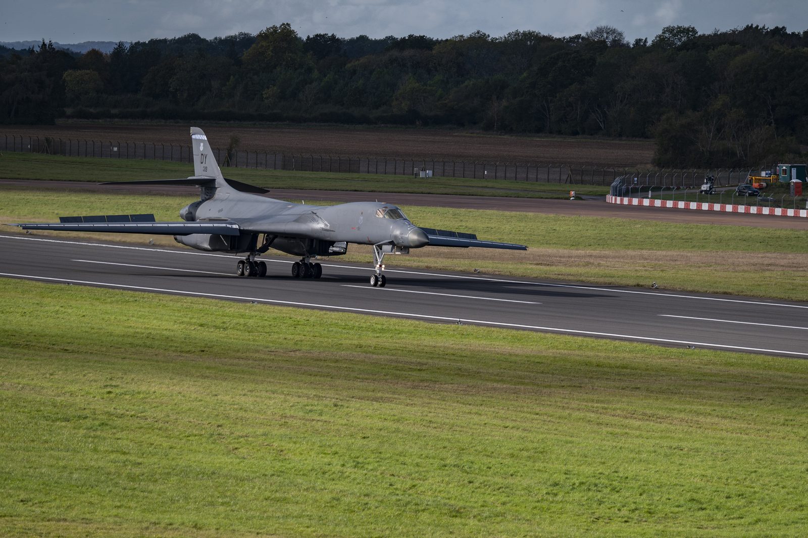 A B-1B Lancer lands at RAF Fairford